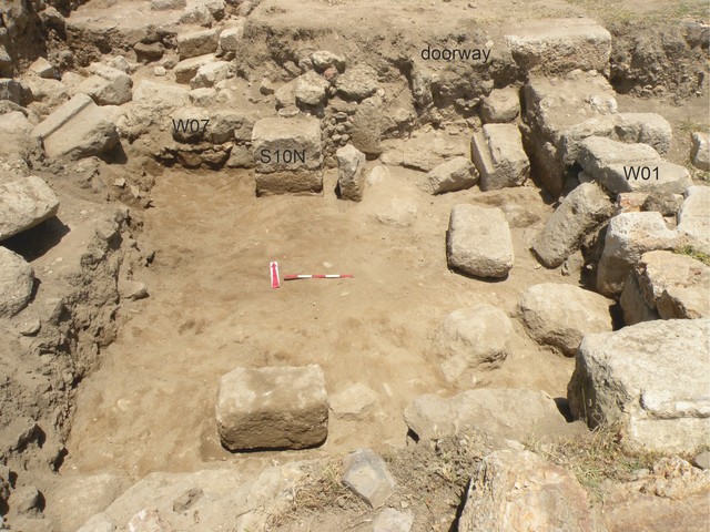 Fig. 2. Floor F004 in T1/1 with a doorway in the northern wall (W07), viewed from the south (image by Mariusz Burdajewicz).