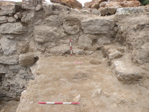 Fig. 26. Trench T5: the eastern wall of the “vestibule” with reused column shafts from an earlier period; view from the East (image by Mariusz Burdajewicz).