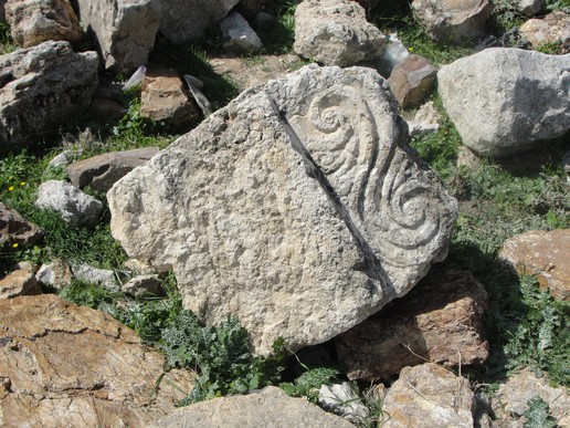 Fig. 3b. Wall bracket on the surface in the eastern part of the courtyard (image by Mariusz Burdajewicz).