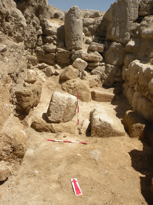 Fig. 6. Trench T1/3-W: preserved top of a wall constructed of spolia, with Abbasid/Fatimid (?) period floor in the foreground; view from the South (image by Mariusz Burdajewicz).