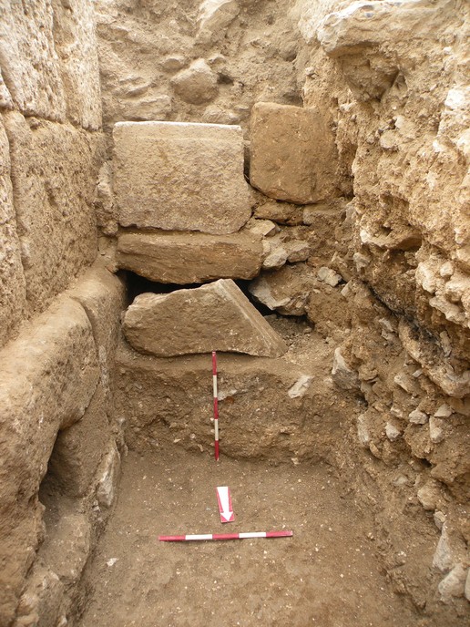 Fig. 7. Trench 1/3-W: lower part of W18 (left) with a makeshift wall (blockage?) upon the Umayyad period floor in the background; view from the North (image by Mariusz Burdajewicz).