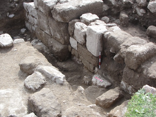 Fig. 9. Trench Sq1: the Islamic-period extension of the N-S wall founded on a Roman-period layer; view from the northeast